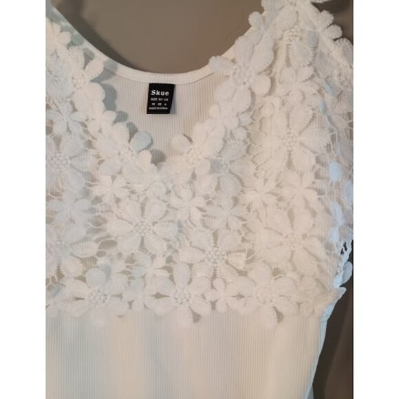 White Ribbed Flower Lace Strappy Tank Top - Picture 2 of 4